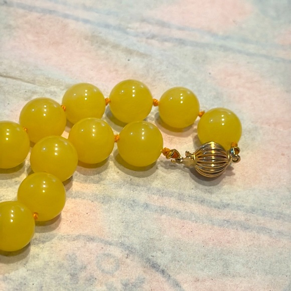 Yellow dyed agate beads knotted necklace 10mm w/14k gold clasp - 17.5” long - Picture 2 of 3